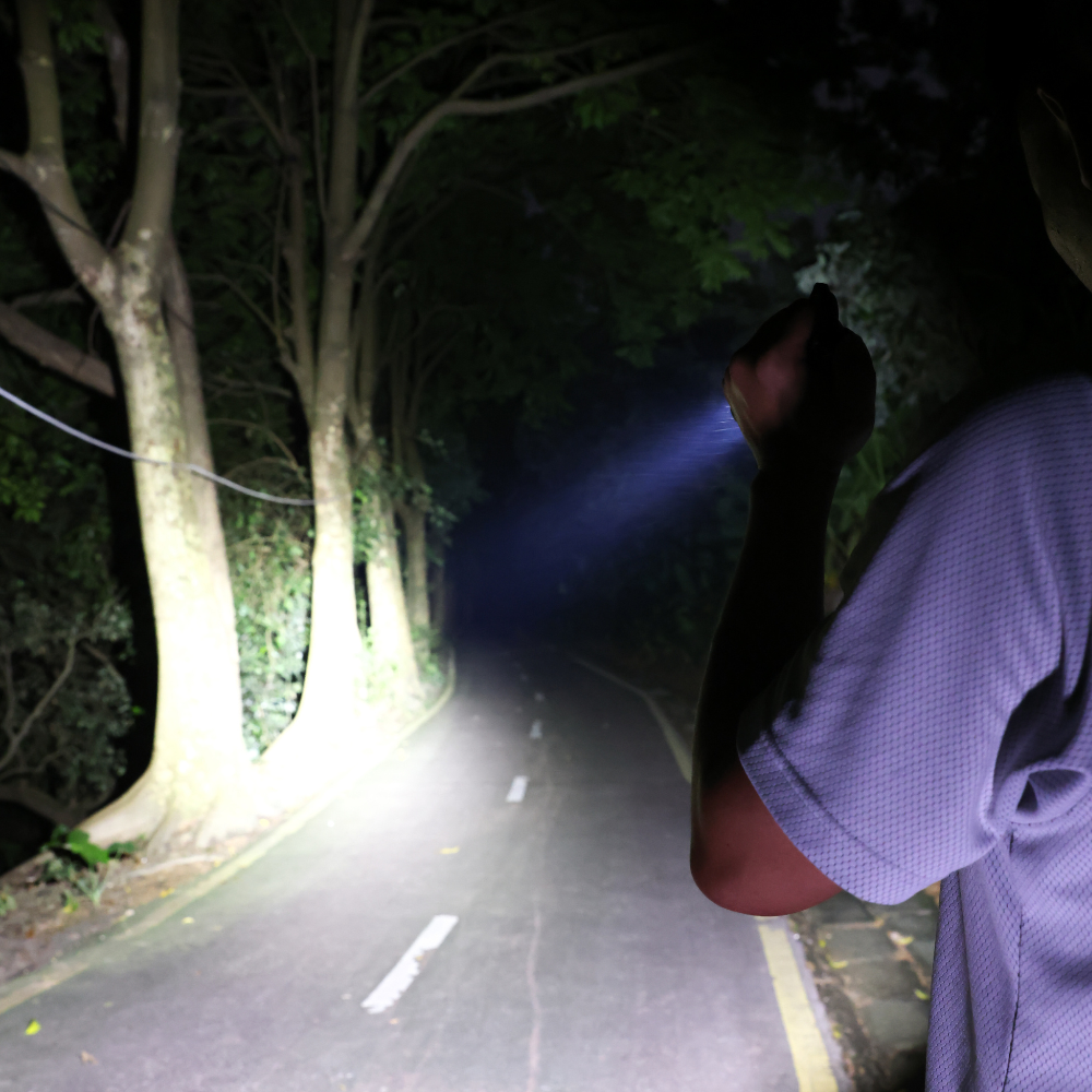 Tactical Flashlight Blade 1500ルーメン EDC27