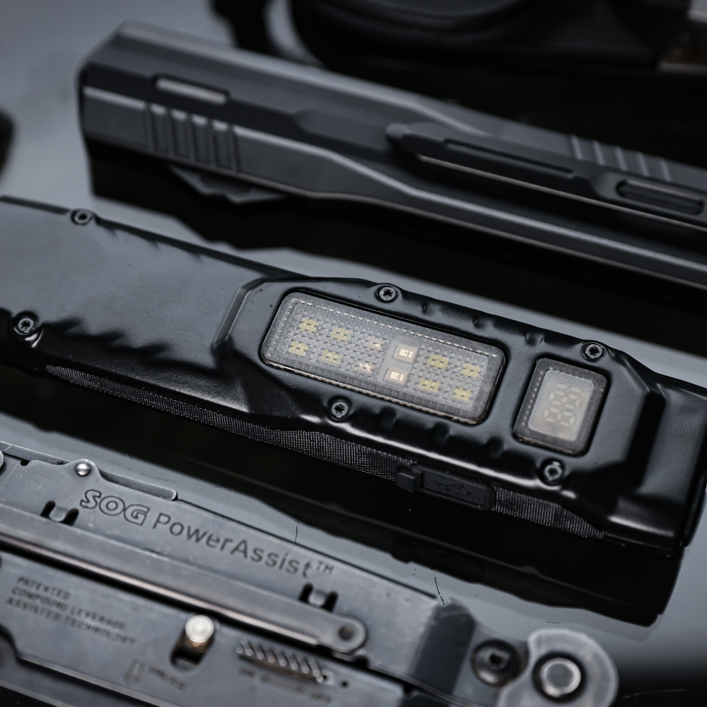 Tactical Flashlight Blade 1500ルーメン EDC27